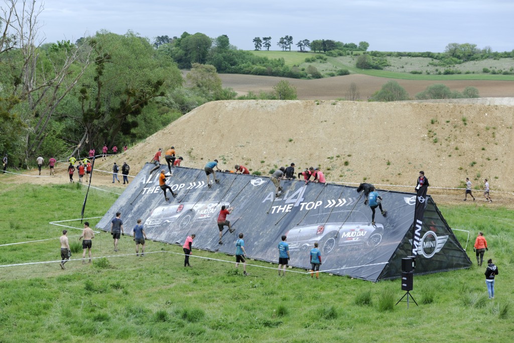 Photo Pierre Alessandri / ASO - The Mud Day Paris 2015 - 08/05/2015 - Paris - France - MUD GUYS franchissant l'obstacle ALL4 THE TOP